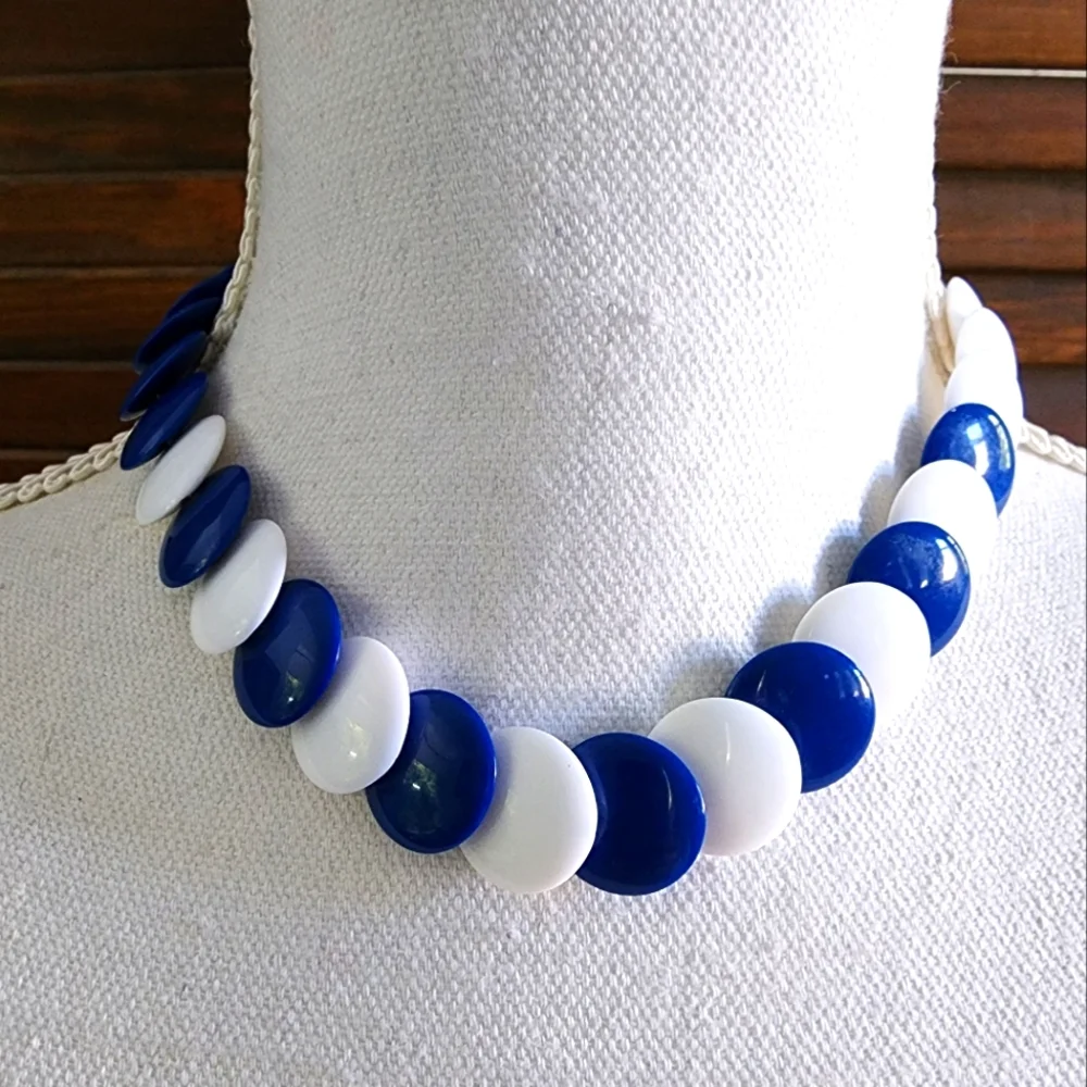 NWT 1982 Avon Newport Disc Necklace Skipper Blue/Sail White Layered Bead Retro